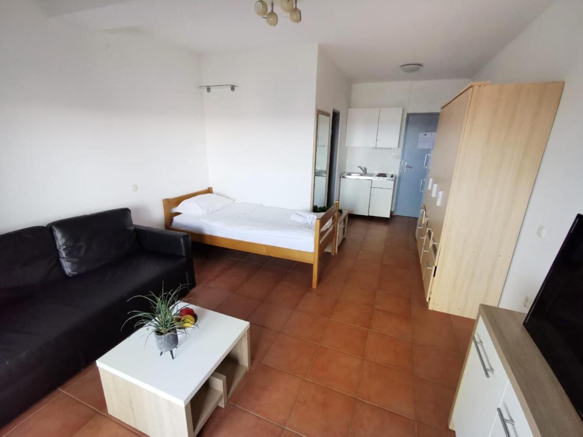 Moon Rocks Hostel Novalja Zewnętrze zdjęcie